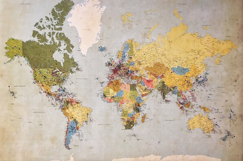 Mapa-múndi com alfinetes coloridos simbolizando alcance orgânico global